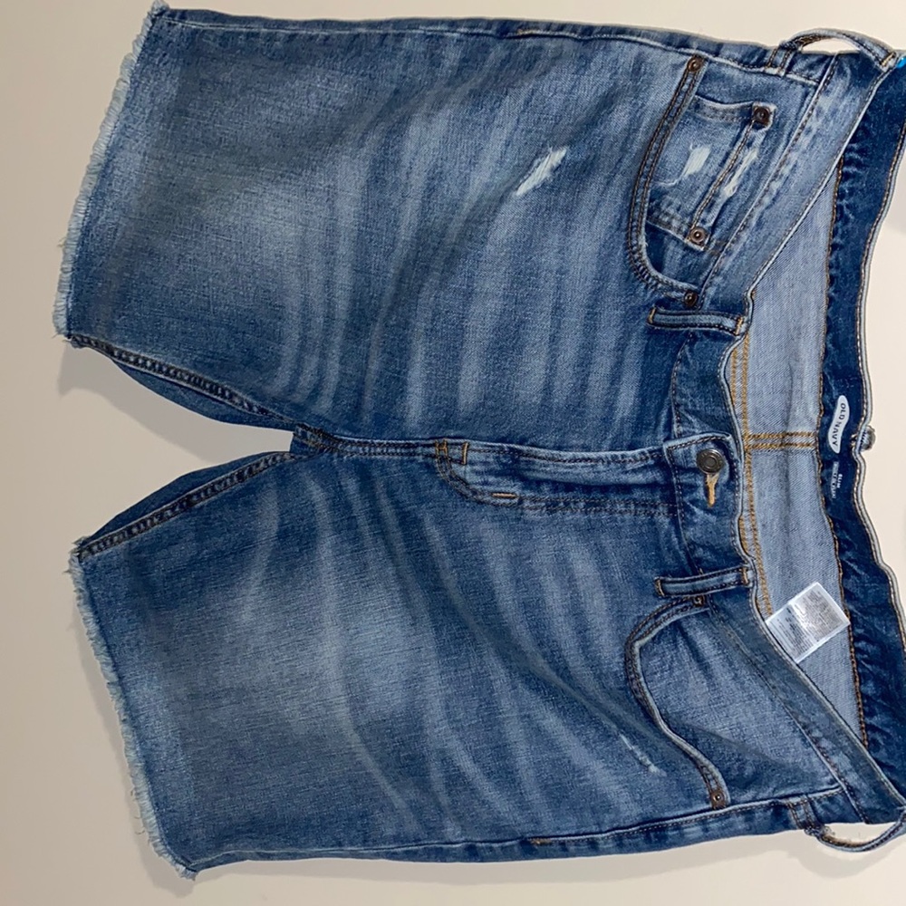 Old navy slim built in shorts. Above the knee but I usually fold it for 7” fit